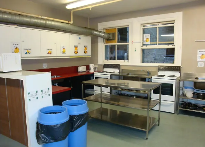 Surf 'N' Snow Backpackers Across Sky Tower Hostel Auckland