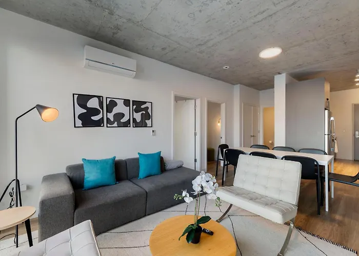 Chic 4-Bedroom With Skyline Views & Amenities Chicago