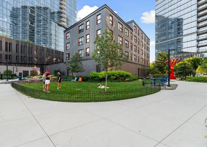 Chic 4-Bedroom With Skyline Views & Amenities Chicago