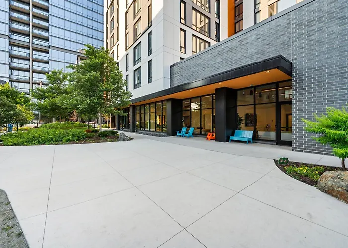 Chic 4-Bedroom With Skyline Views & Amenities Chicago