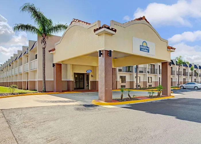 Days Inn & Suites By Wyndham Tampa Fairground-Casino-Ybor