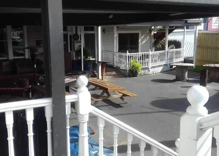 Shooters Saloon Hotel & Cabins Auckland