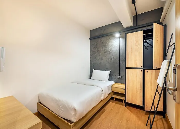 Siam Subway Hostel And Cafe Bangkok