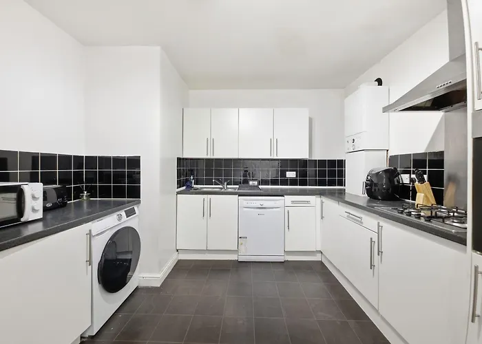 3 Persons Room, 1Min Walk From South Wimbledon Station London
