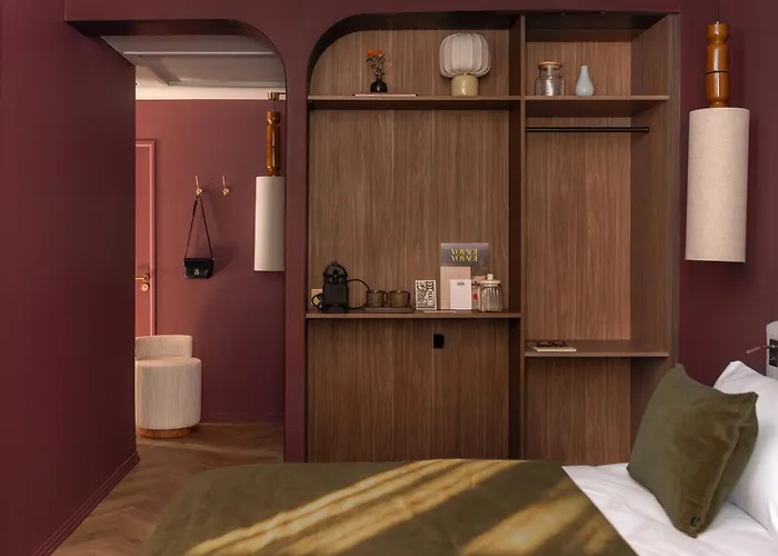 Villathena Paris