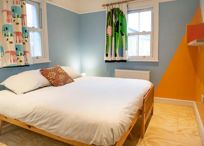 Stunning 3-Bedroom Townhouse In Superb Location London