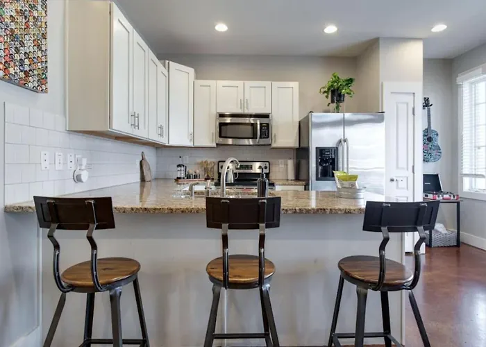 Music Row Luxury Suites - Two King Bedrooms - Private Garage & Ensuite Baths Nashville