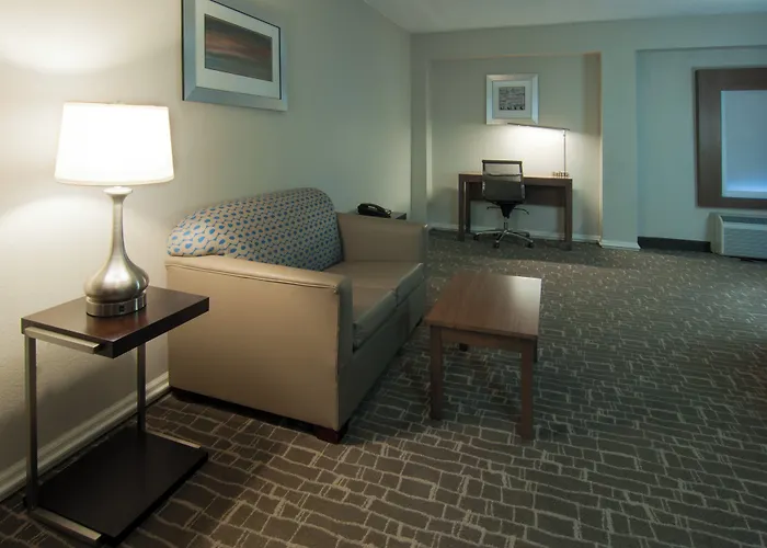 Holiday Inn Express & Suites Nashville-I-40 & I-24